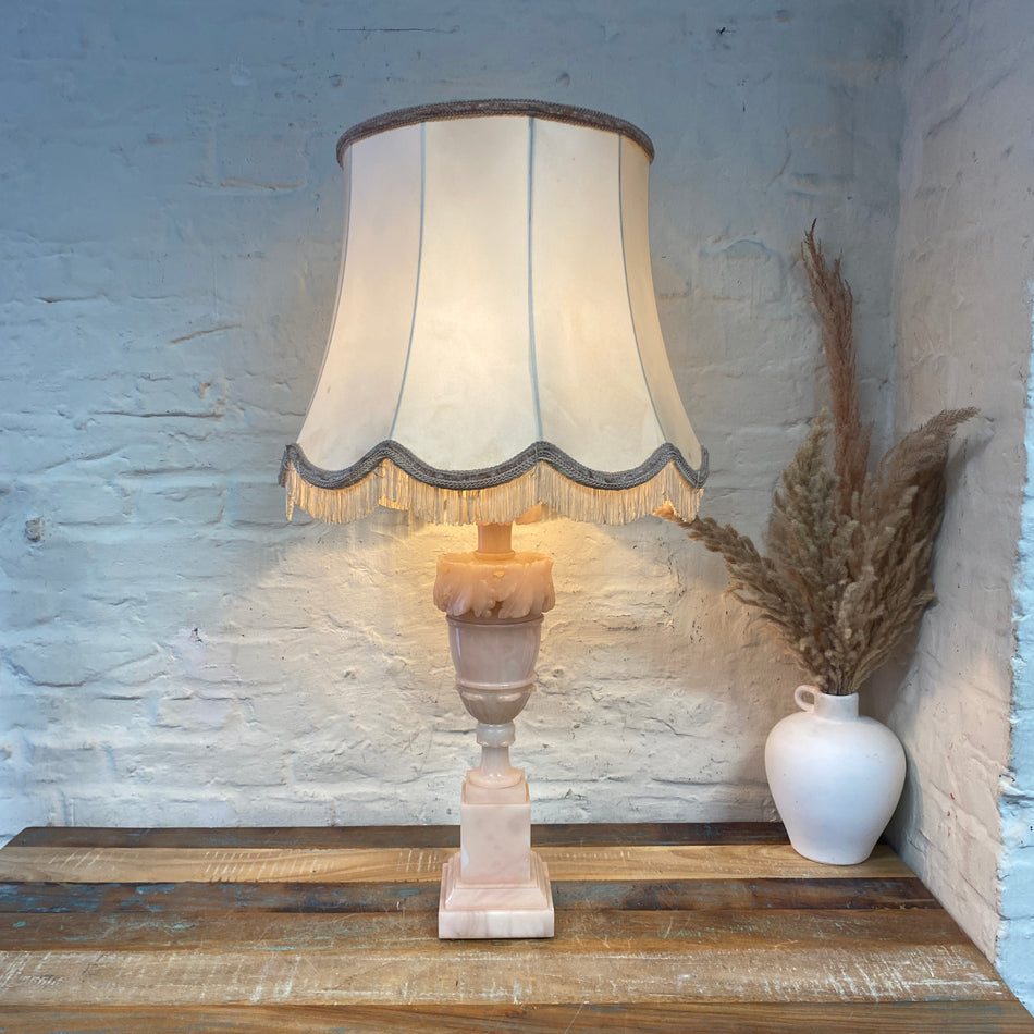 Alabaster Tischlampe antik rosa beige Blattranken Relief Lampe