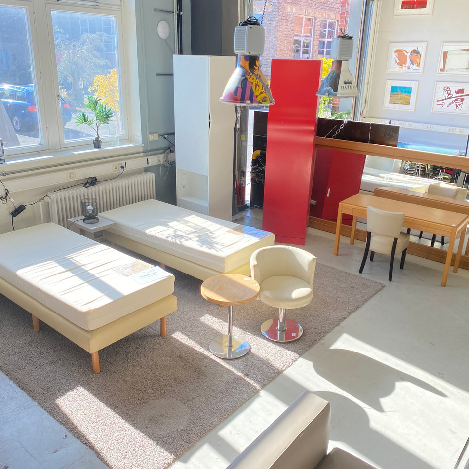 Komplettzimmer mit Einzelbetten Schrank weiß Tisch Lampe Hotelzimmer
