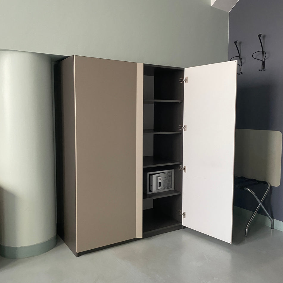 Kleiderschrank gebraucht grau weiß 2-türig Garderobentange Fächer 170cm