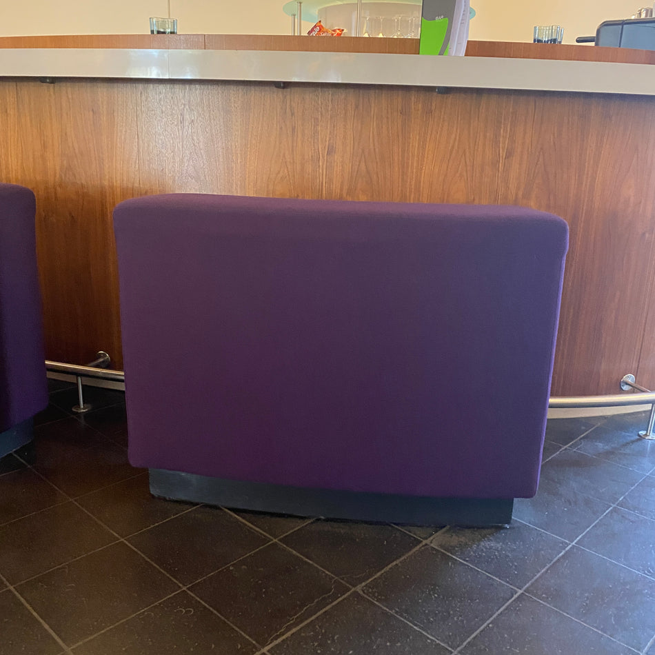 Objektmöbel Barhocker gebraucht lila Stoffpolsterung