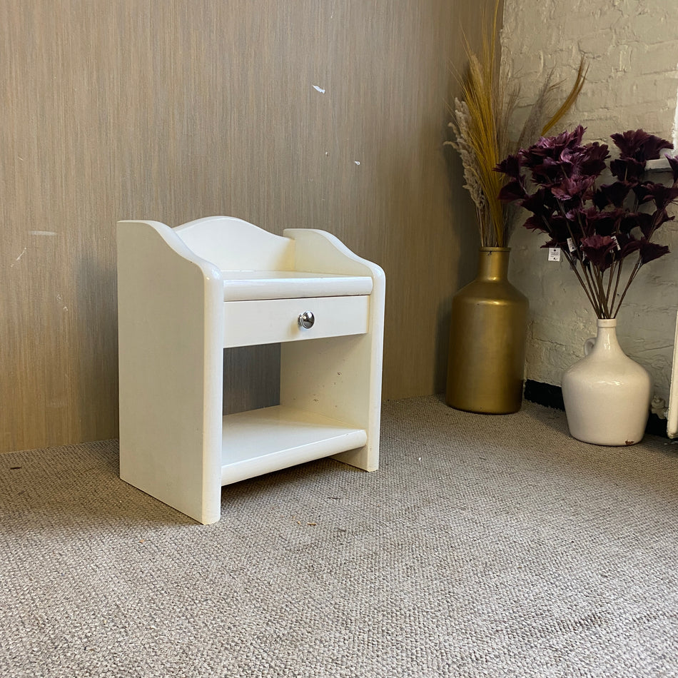 Weißer Nachttisch mit Schublade & Ablagefach – klassisches Holzdesign – Tisch gebraucht