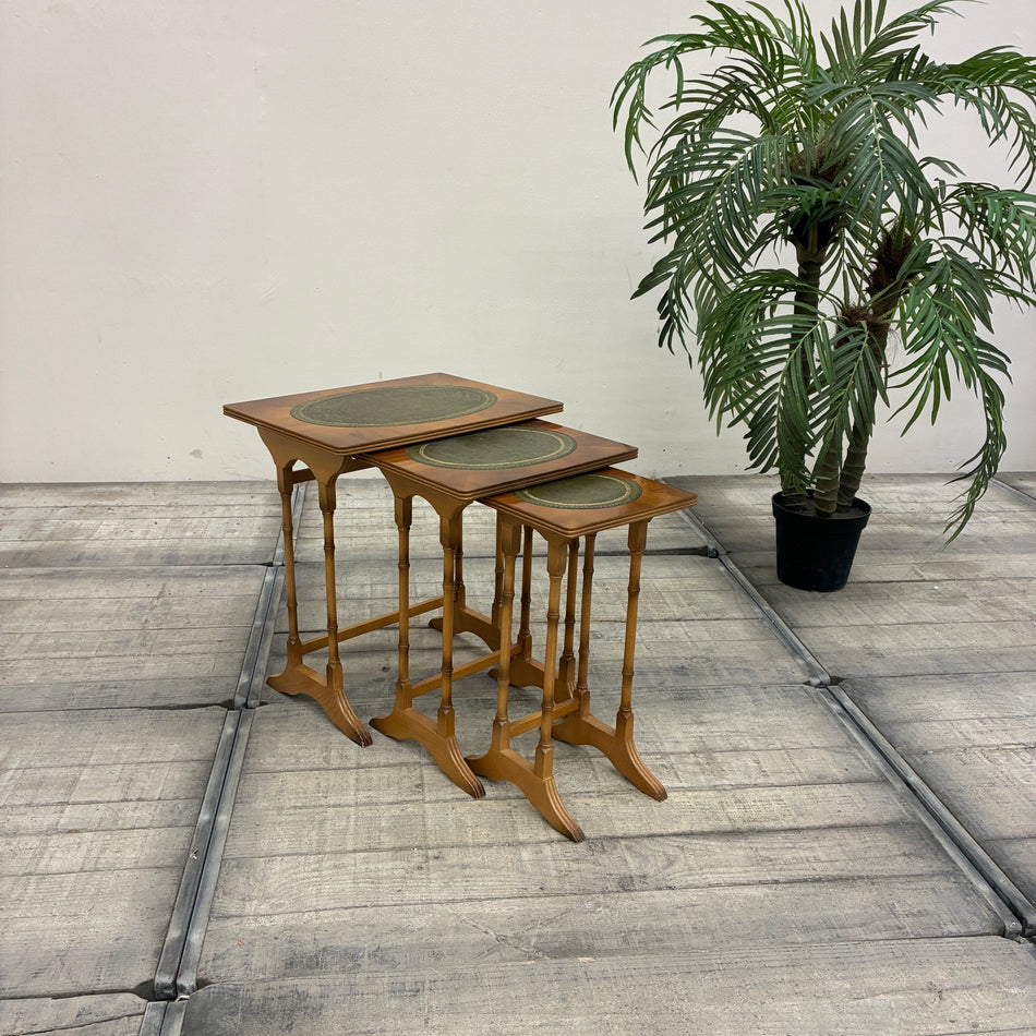 Set Satzstische Nesting Tables Mahagoni Leder Grün Beistelltisch England 20. Jh. Gebraucht