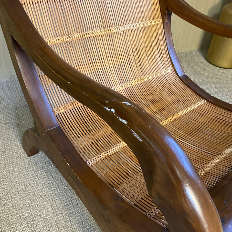 Exotischer Holz Lounge Sessel – geschwungener Rattan Relaxstuhl im Kolonialstil gebraucht