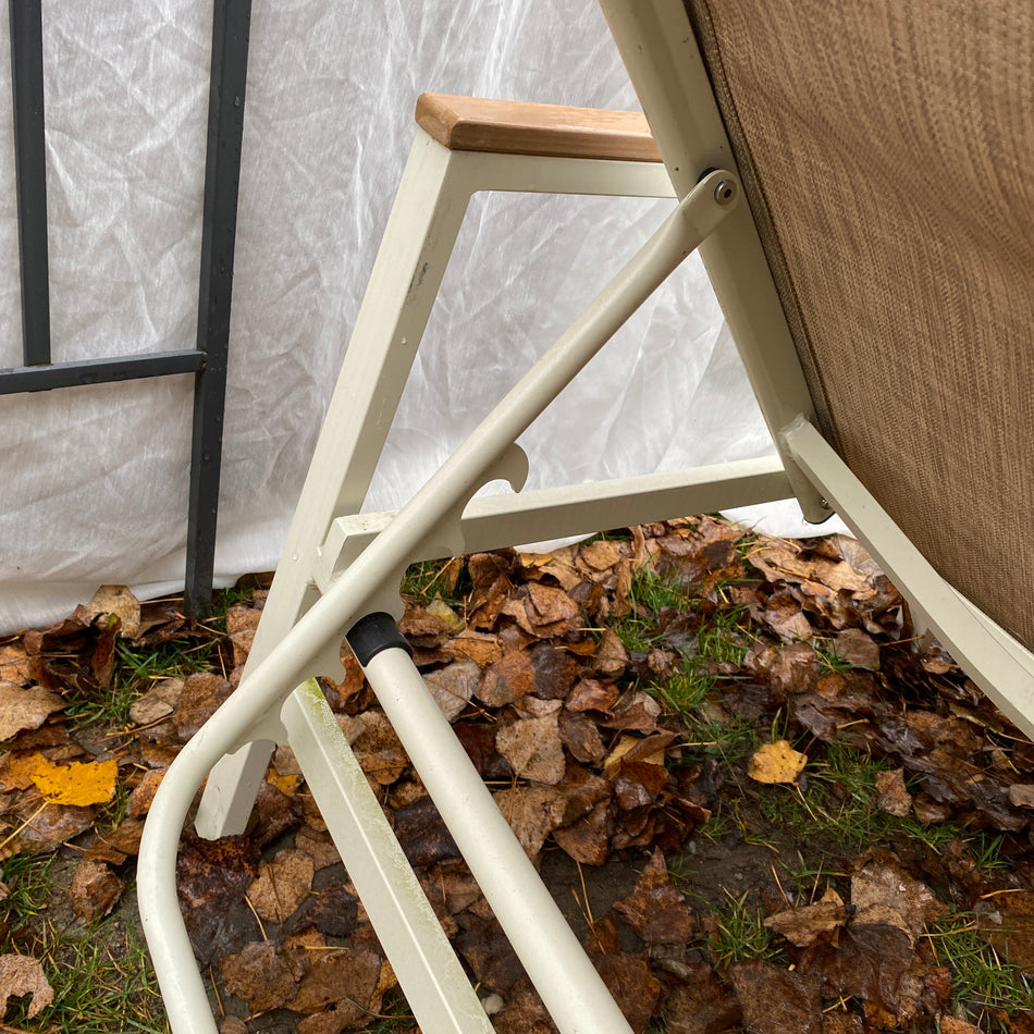 Gartenliege Aluminium in Weiß/Braun mit Textilene & Holzarmlehnen – verstellbare Outdoor Liege – gebraucht