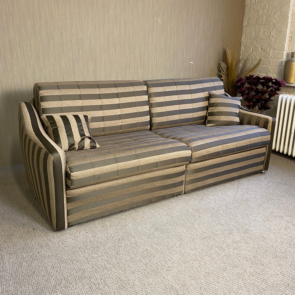 Großes Schlafsofa im Streifenmuster – ausziehbares Sofa mit Liegefläche gebraucht