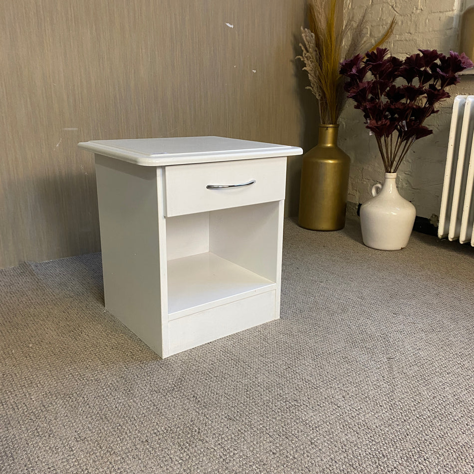 Weißer Nachttisch mit Schublade & Ablagefach – praktischer Tisch gebraucht