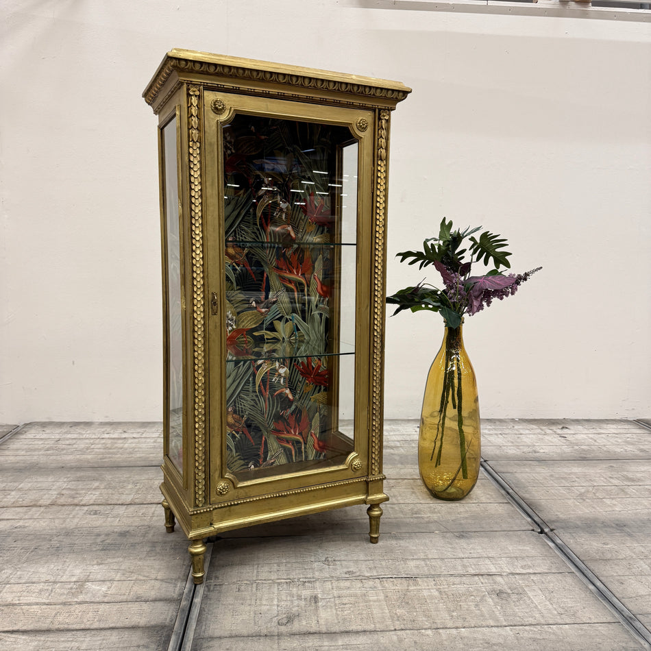 Thomas Klotz Upcycling Glasvitrine Barock Gold Tropen Muster Design Vitrine Unikat