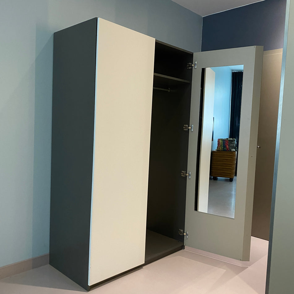 Kleiderschrank gebraucht weiß grau 2-türig Garderobenstange Fächer 200cm