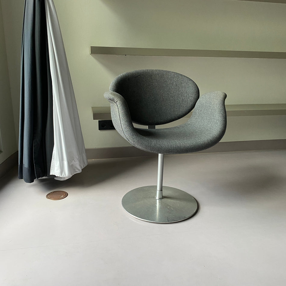 Designer Artifort Little Tulip Sessel gebraucht grau gepolstert drehbar aus Design-Hotel