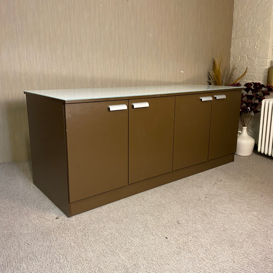 Großer brauner Gastro-Tresen mit weißer Arbeitsplatte und Stauraum – praktische Servicetheke – Theke gebraucht