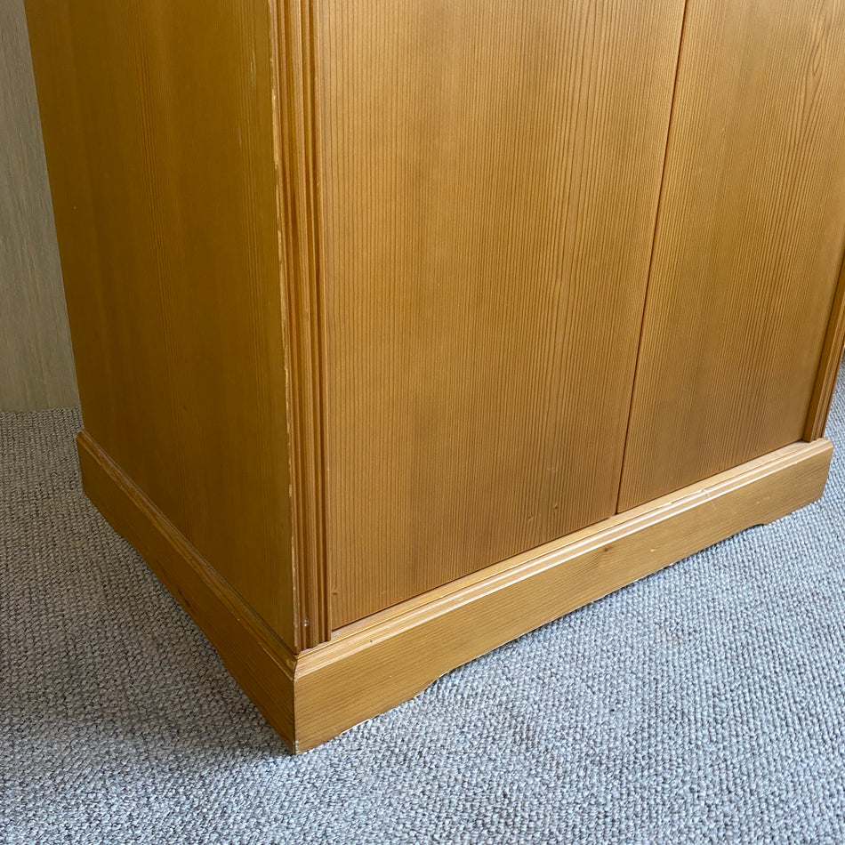 Vintage Kleiderschrank gebraucht Holz furniert Fächer Garderobenstange Schrank