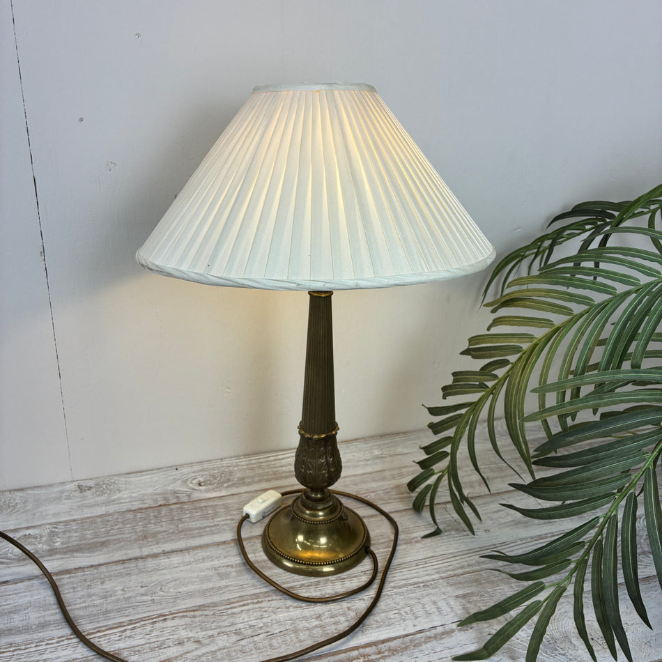Klassische Tischleuchte mit gefaltetem Schirm Lampe Messing-Patina 5-Sterne Schlosshotel
