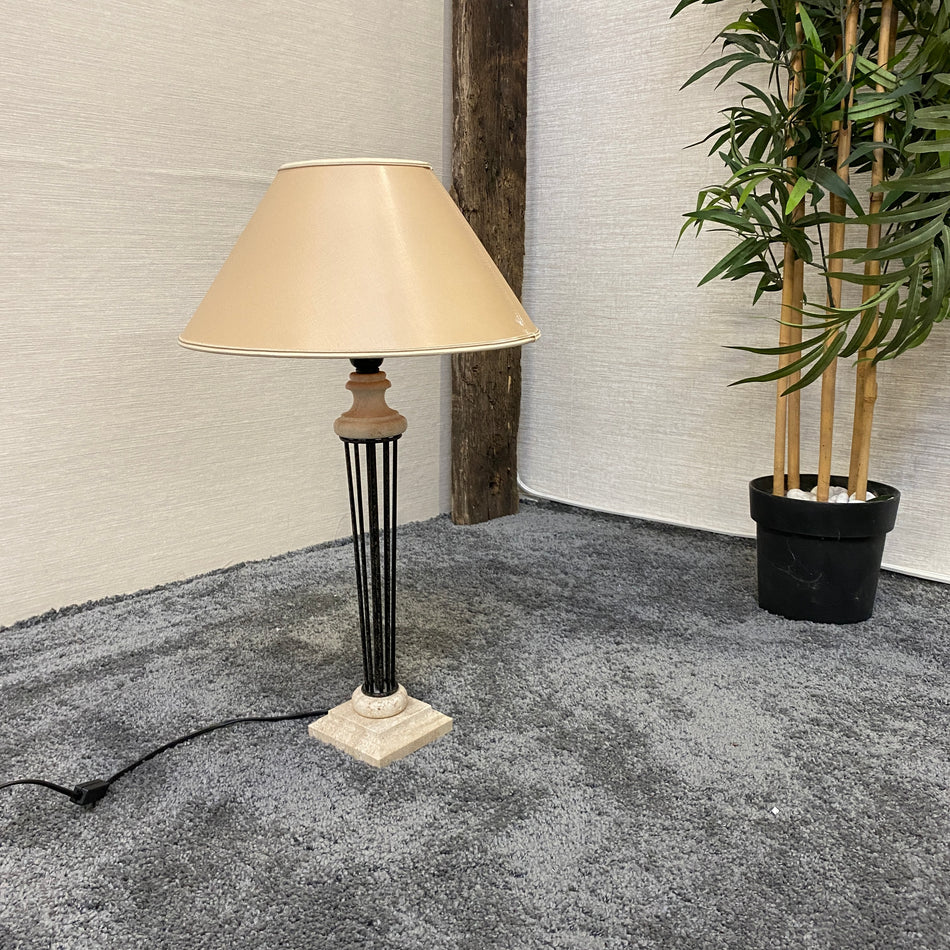 Elegante Tischlampe im klassischen Metall-Säulenstil mit Stoffschirm – gebraucht