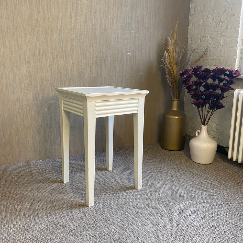 Weißer Beistelltisch mit Schublade im klassischen Stil – Massivholz – Tisch gebraucht