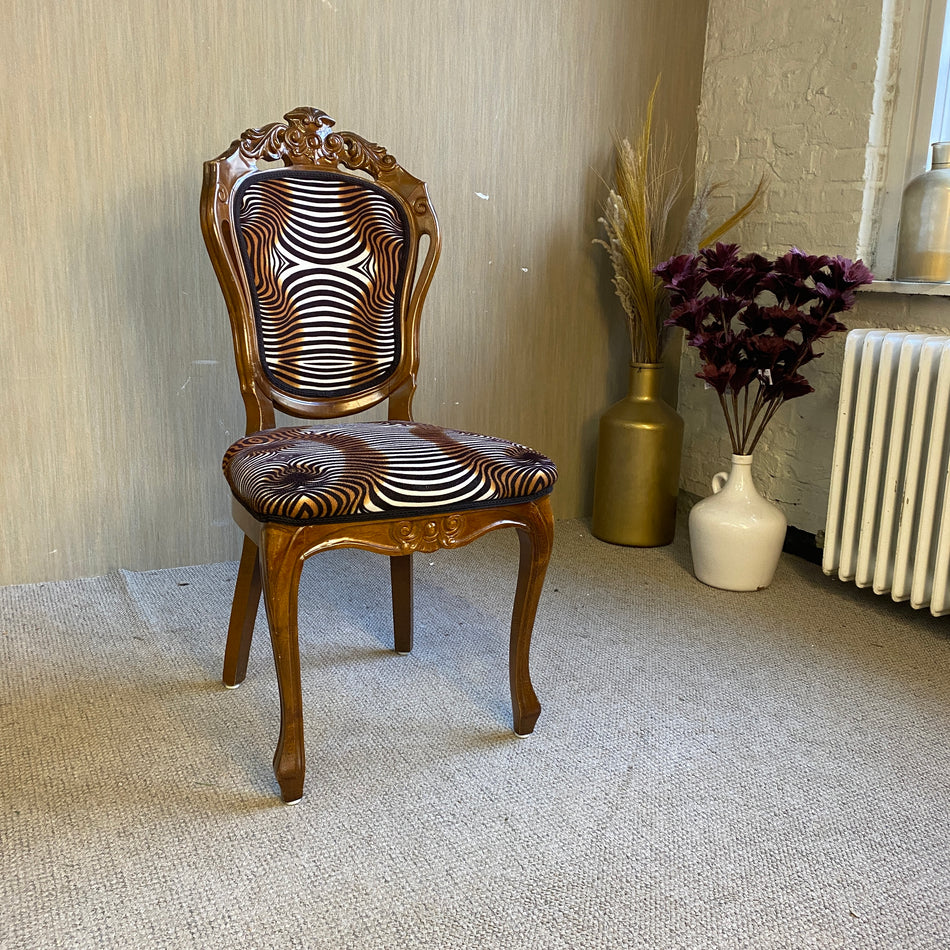 Barock Stuhl Walnuss mit Zebra-Polster – geschnitzter Vintage Holzstuhl im Antikstil gebraucht
