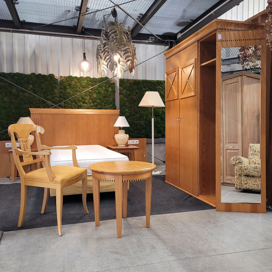 Komplettes Hotelzimmer mit Bett 90x200 Schreibtisch Kleiderschrank rechts offen