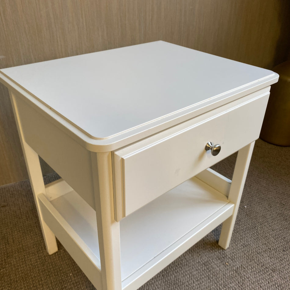 Weißer Nachttisch mit Schublade und Ablagefach – Tisch gebraucht