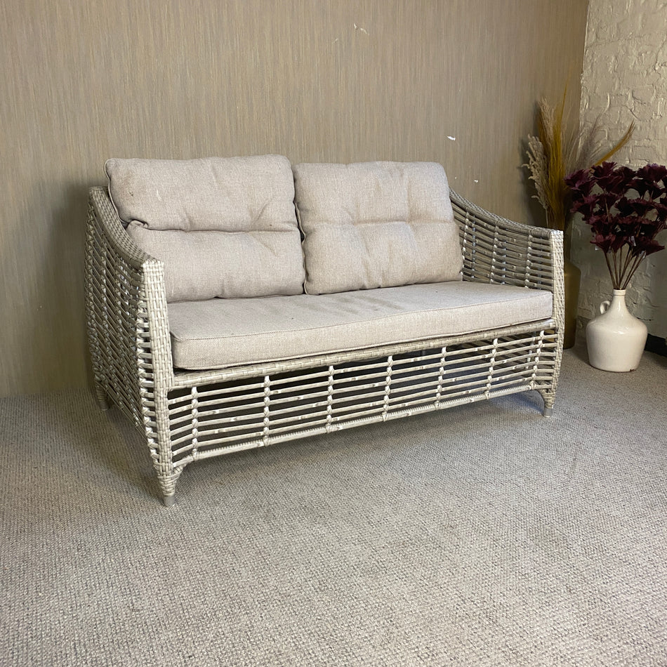 Manifesto Outdoor Rattansofa – 2-Sitzer mit hellen Polstern im Naturlook - Sofa gebraucht