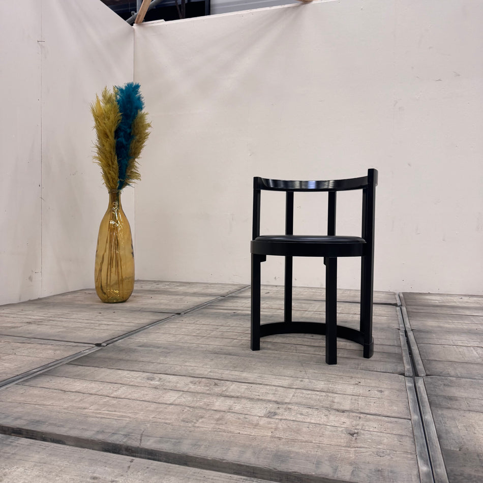 Max Dudler Design Stuhl Schwarz Holz mit runder Rückenlehne Gebraucht