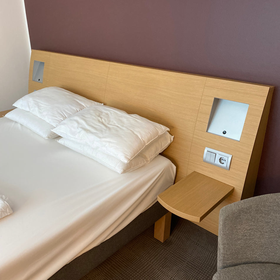 Doppelbett mit Kopfteil gebraucht 160x200 inkl Matratze Lampe Tisch Bett