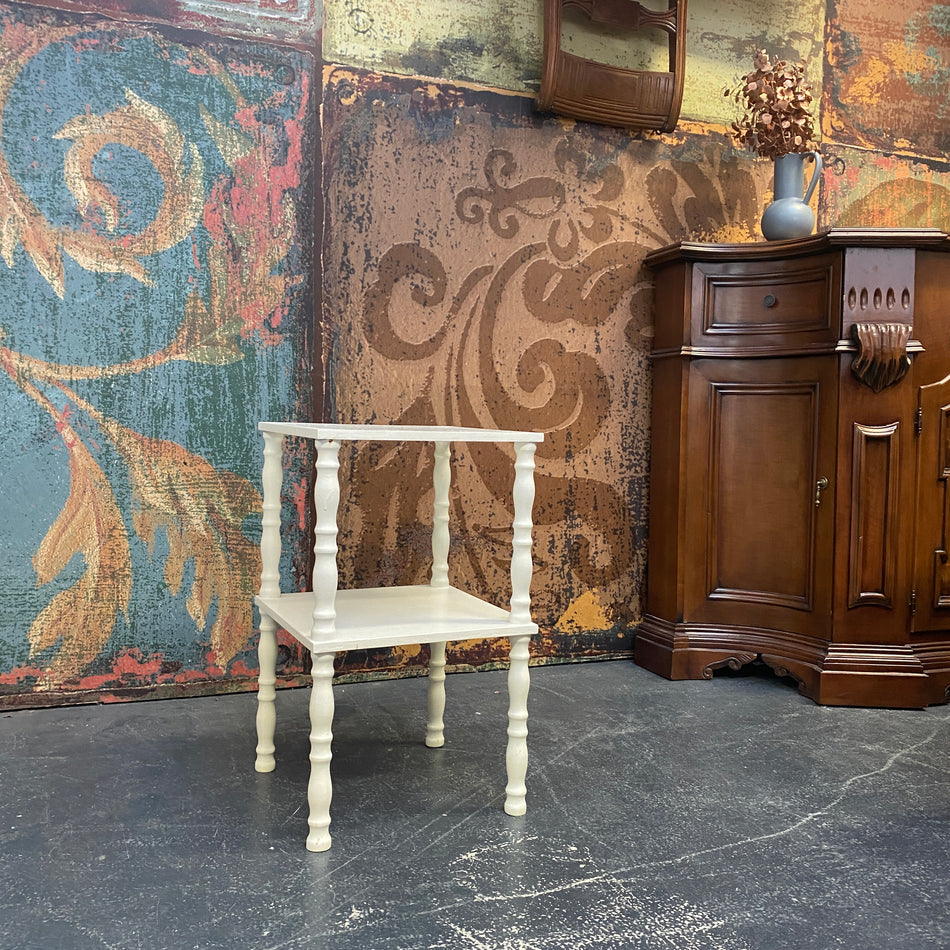 Weißer Beistelltisch im Landhausstil mit Ablage – dekorativer Vintage Tisch gebraucht