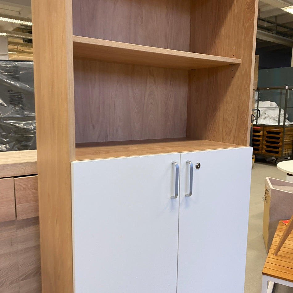 NowyStyl Hoher Büroschrank mit offenen Regalfächern & abschließbarem Unterschrank – moderne Holzoptik – gebraucht