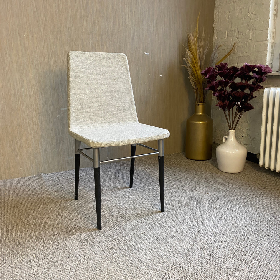 Moderner Polsterstuhl in Beige mit Metallbeinen – minimalistischer Esszimmerstuhl im Skandi Design Stuhl gebraucht