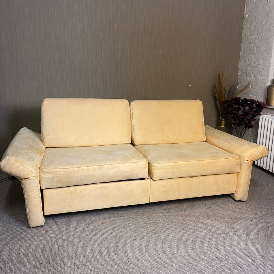 Beiges Schlafsofa mit ausziehbarer Liegefläche & klappbaren Armlehnen – komfortables Sofa Bett gebraucht