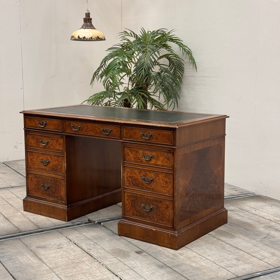 Chef Schreibtisch Wurzelholz Nussbaum Mahagoni mit Lederauflage Tisch 5-Sterne Schlosshotel 135cm