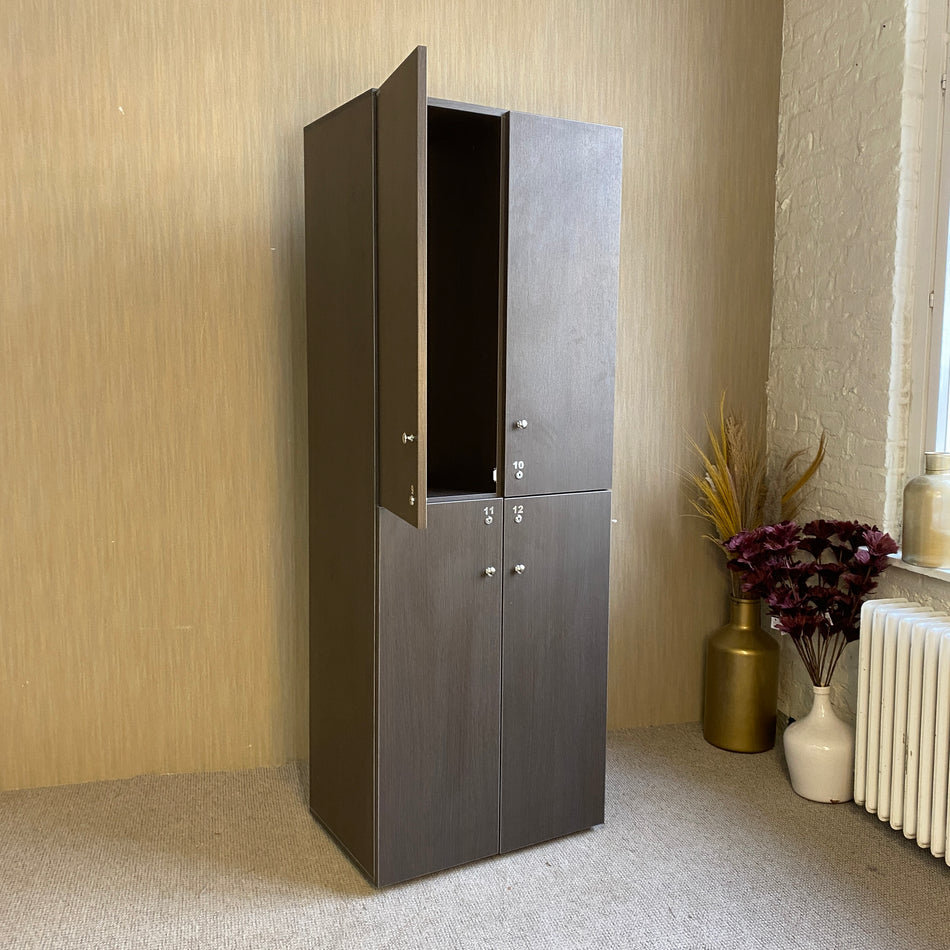 Schmaler Hochschrank – dunkles Holzdekor – viel Stauraum – 2-türiger Schrank mit Metallgriffen – modern & schlicht – gebraucht