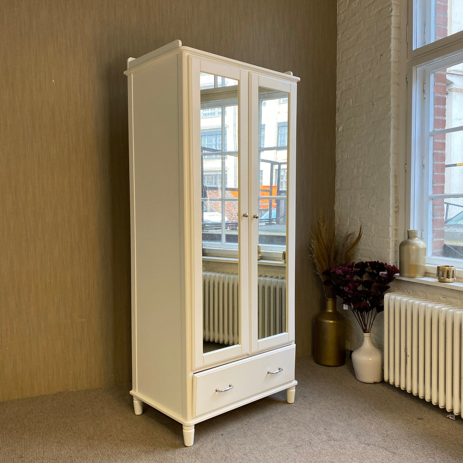 Weißer Kleiderschrank mit Spiegel – Garderobenschrank mit Schublade & Kleiderstange – Landhausstil – stabile Ausführung – Schrank gebraucht