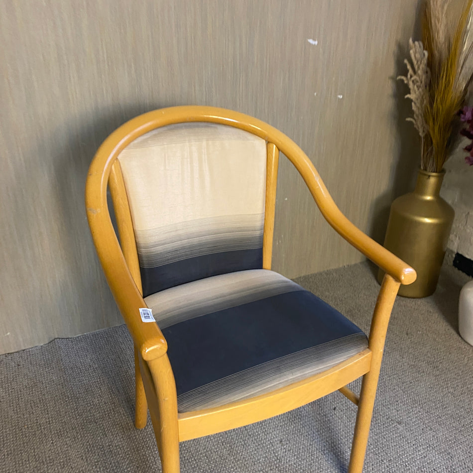 Moderner Esszimmerstuhl aus Holz mit zweifarbig gepolsterter Sitzfläche & Rundbogenlehne gebraucht