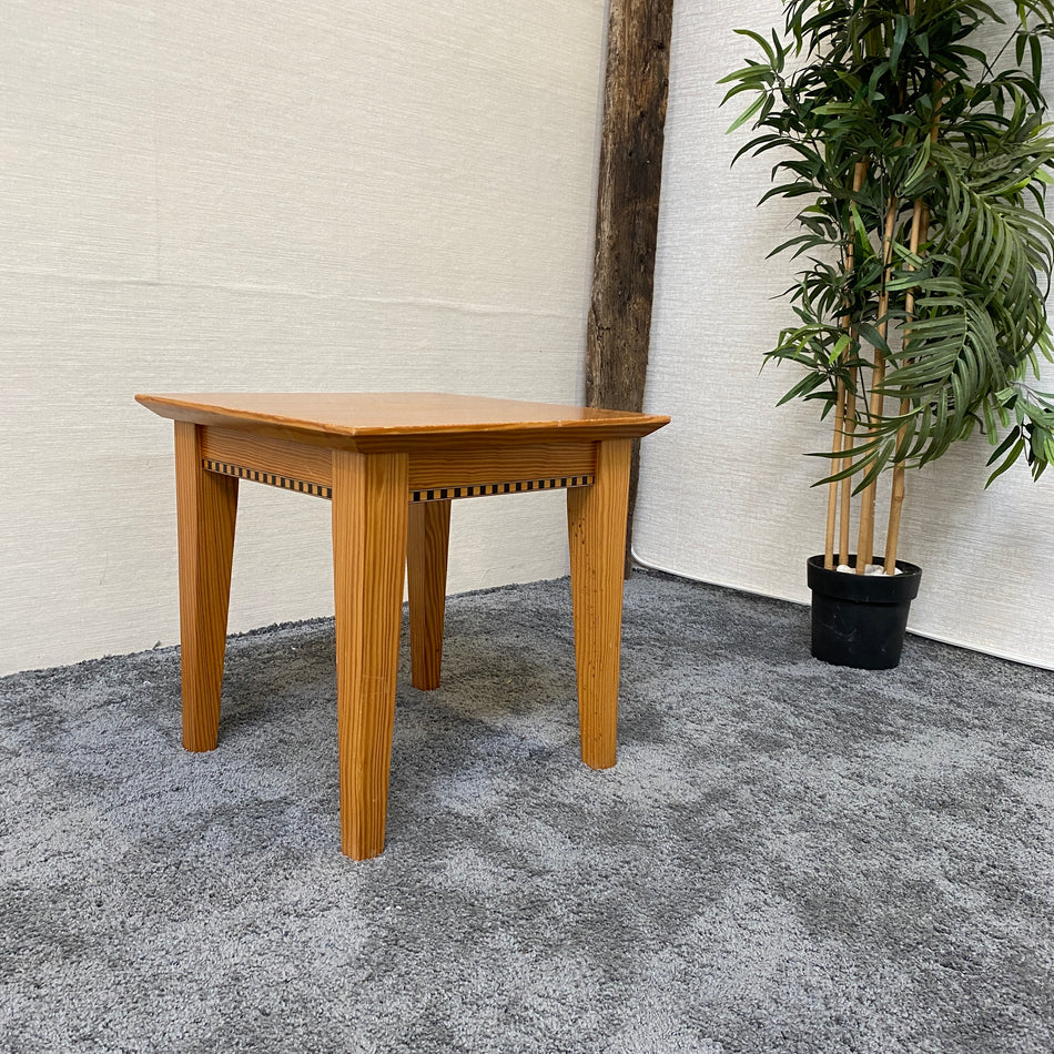 Kleiner Beistelltisch aus Kiefer Furnier mit Zierleiste – Vintage Holztisch – gebraucht Tisch