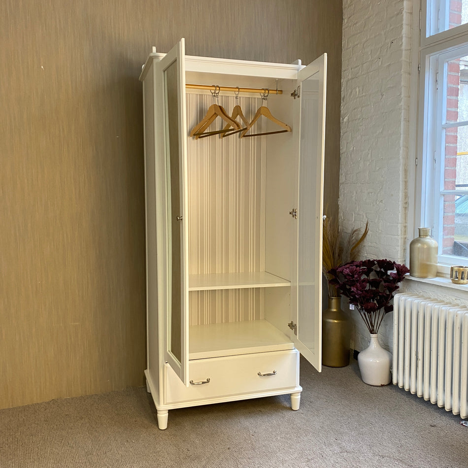 Weißer Kleiderschrank mit Spiegel – Garderobenschrank mit Schublade & Kleiderstange – Landhausstil – stabile Ausführung – Schrank gebraucht