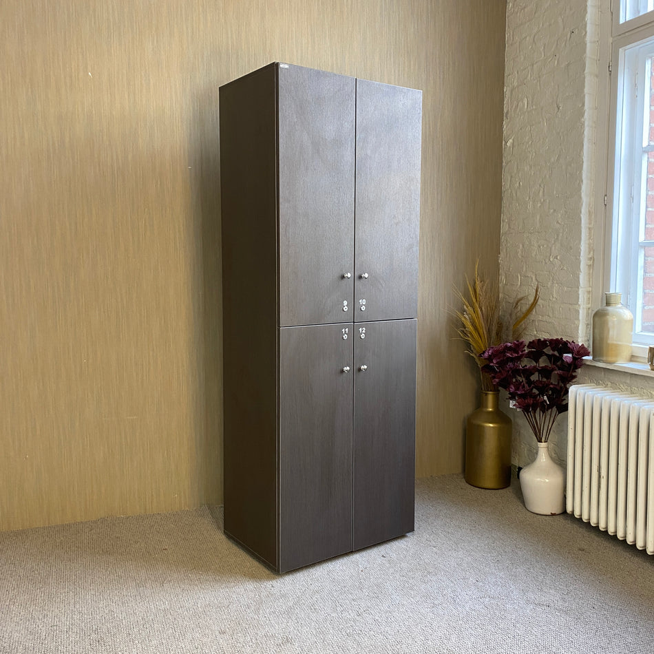 Schmaler Hochschrank – dunkles Holzdekor – viel Stauraum – 2-türiger Schrank mit Metallgriffen – modern & schlicht – gebraucht