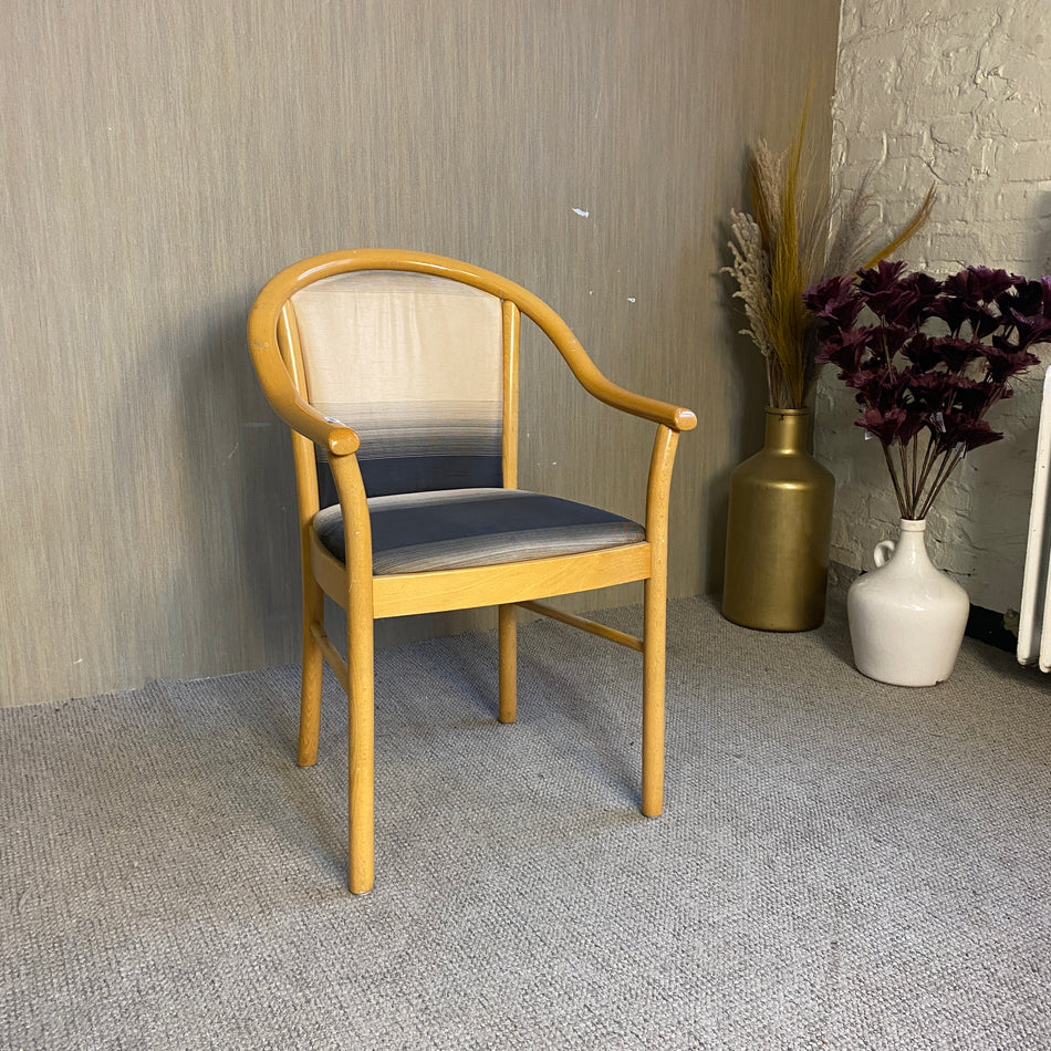 Moderner Esszimmerstuhl aus Holz mit zweifarbig gepolsterter Sitzfläche & Rundbogenlehne gebraucht