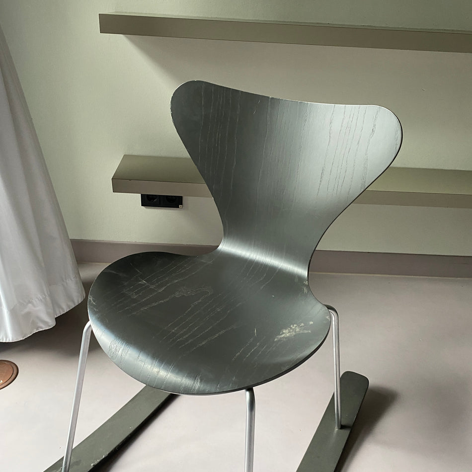 Fritz Hansen Serie 7 3107 Schaukelstuhl gebraucht grau Holz Stuhl