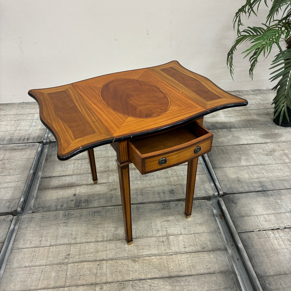Stilmöbel Biedermeier-Klapptisch mit Intarsien Mahagoni Tisch 5-Sterne Schlosshotel