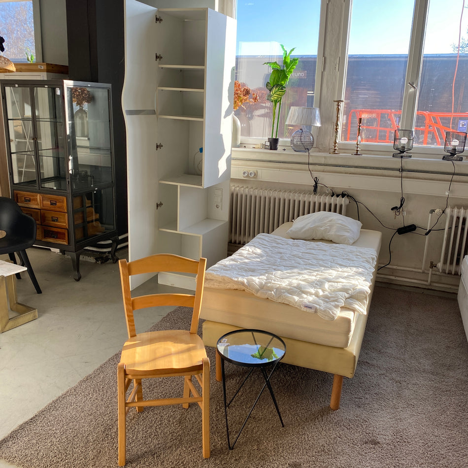 Set - Einzelbett 90x200 inkl. Kleiderschrank Stuhl Beistelltisch Bettwaren