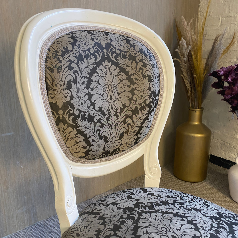 Eleganter Polsterstuhl im Barock Stil – Weißer Holzstuhl mit gemustertem Bezug & Rundlehne Stuhl gebraucht
