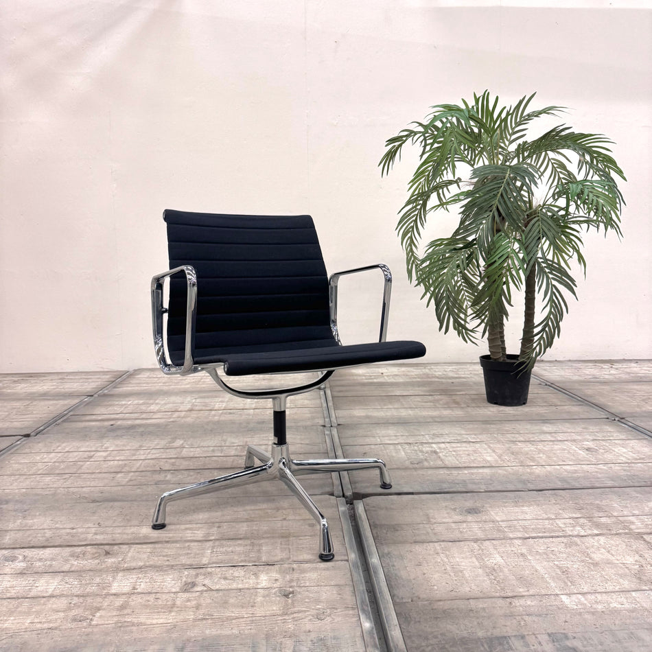 Vitra Original Eames Alu Chair EA 108 Schwarz Hopsack Armlehnen Drehstuhl Design Stuhl Gebraucht