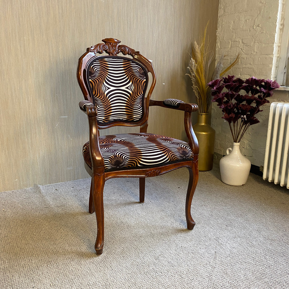 Barock Armlehnstuhl aus Holz – geschnitzter Vintage Stuhl mit Zebra-Polster Stuhl gebraucht
