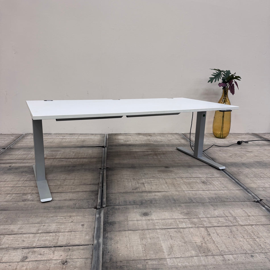 Elektrisch höhenverstellbarer Planmöbel Schreibtisch Weiß Büro Tisch gebraucht