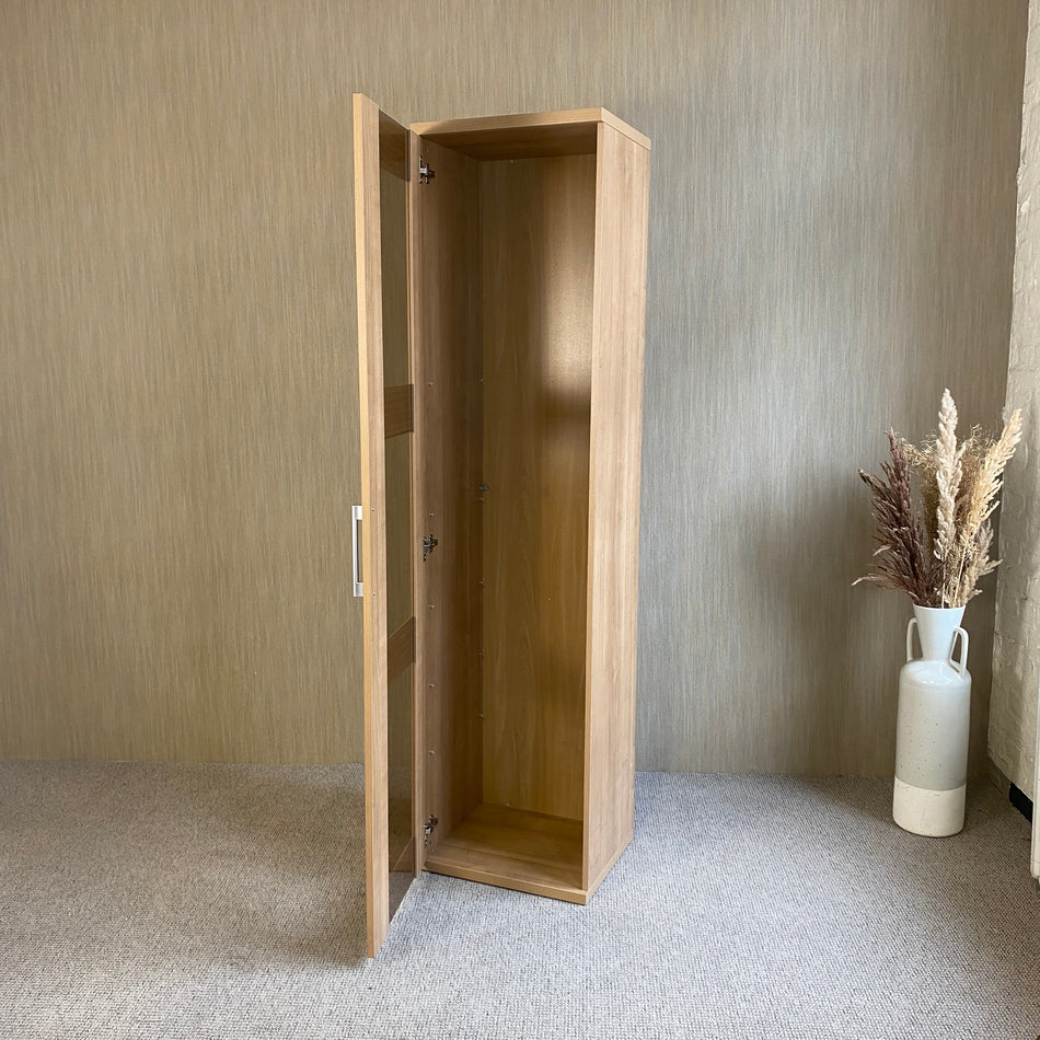 Schmaler Kleiderschrank gebraucht Eiche Holz furniert mit Glas Schrank