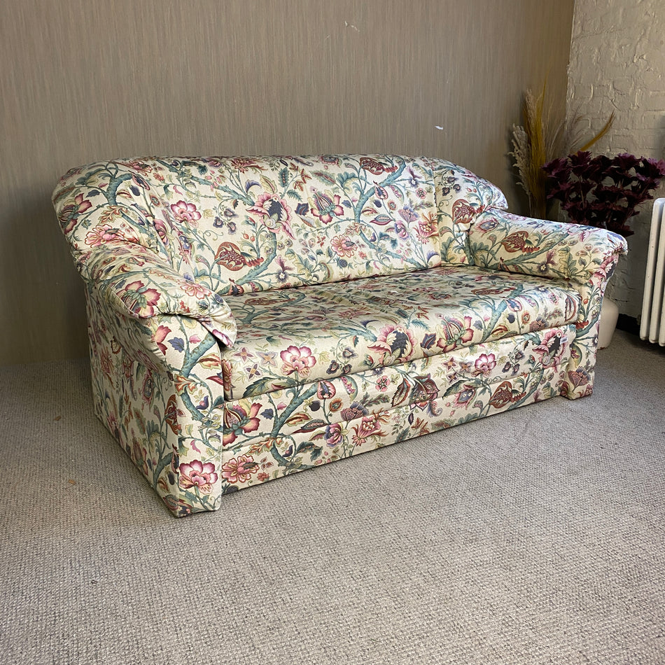 Vintage Schlafsofa mit geblümtem Stoff, ausklappbarer Liegefläche & Charme – Sofa gebraucht