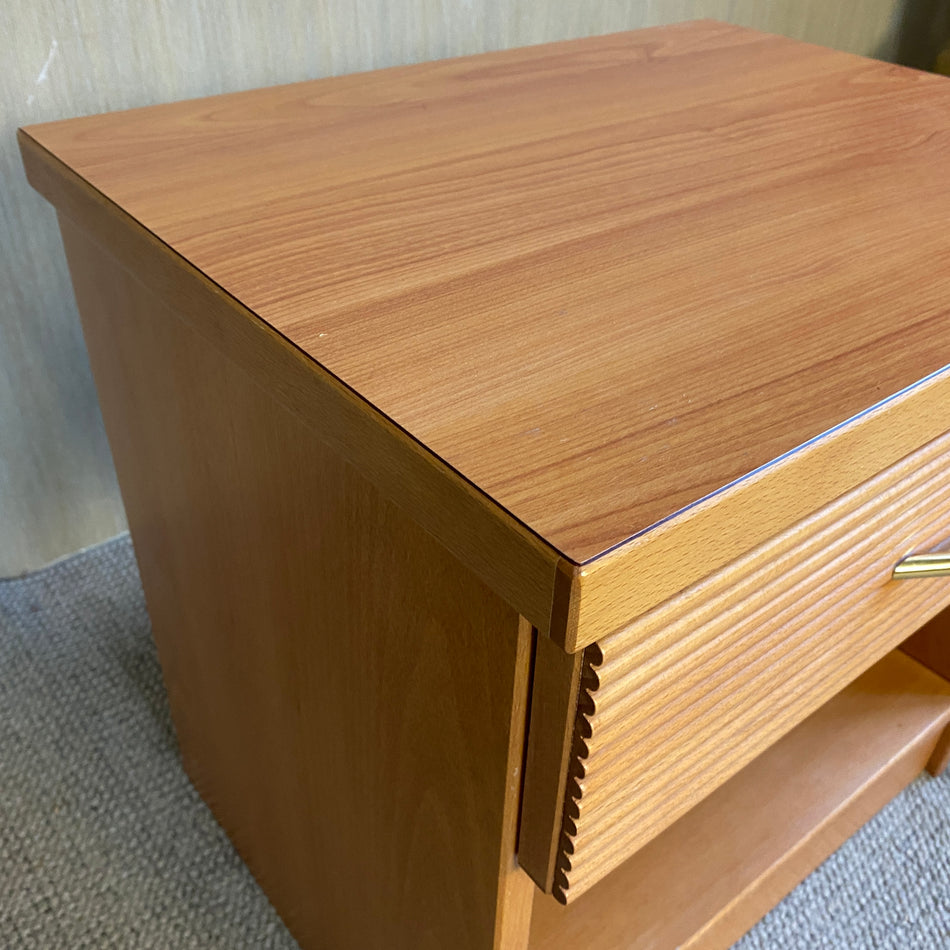 Klassischer Holz-Nachttisch mit Schublade und Ablagefach – praktischer Beistell-Tisch gebraucht