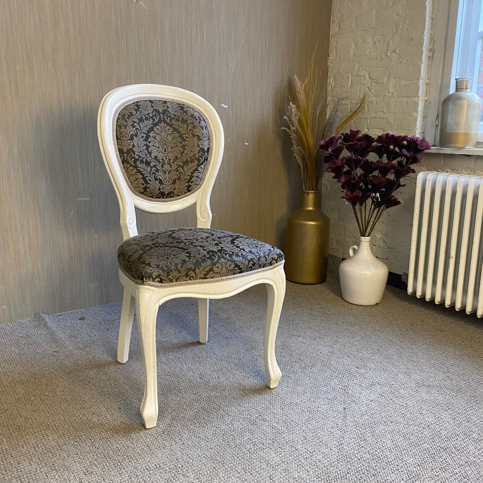 Eleganter Polsterstuhl im Barock Stil – Weißer Holzstuhl mit gemustertem Bezug & Rundlehne Stuhl gebraucht