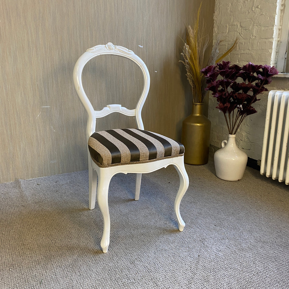 Barock Stuhl Weiß mit gestreiftem Polster – eleganter Vintage-Stuhl im französischen Stil gebraucht