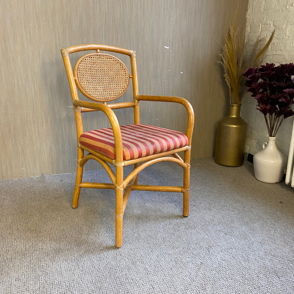 Rattan Stuhl mit Armlehnen und Wiener Geflecht – Retro Esszimmerstuhl mit Streifenpolster gebraucht