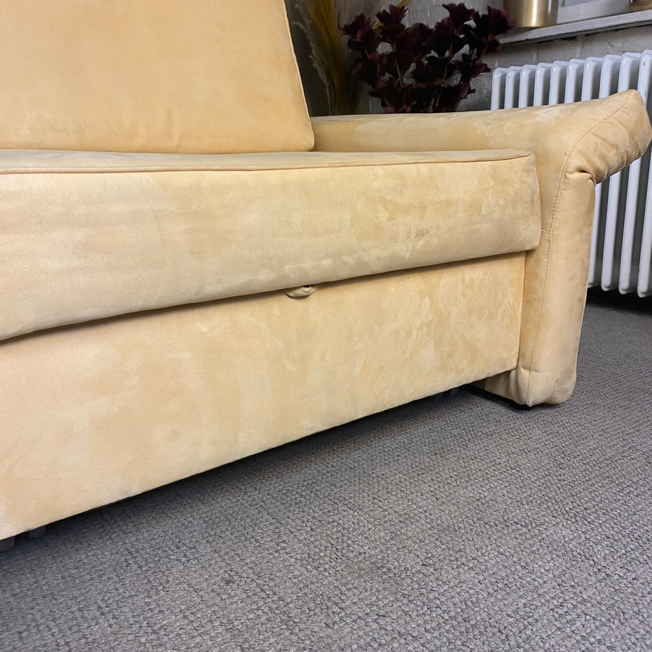 Beiges Schlafsofa mit ausziehbarer Liegefläche & klappbaren Armlehnen – komfortables Sofa Bett gebraucht